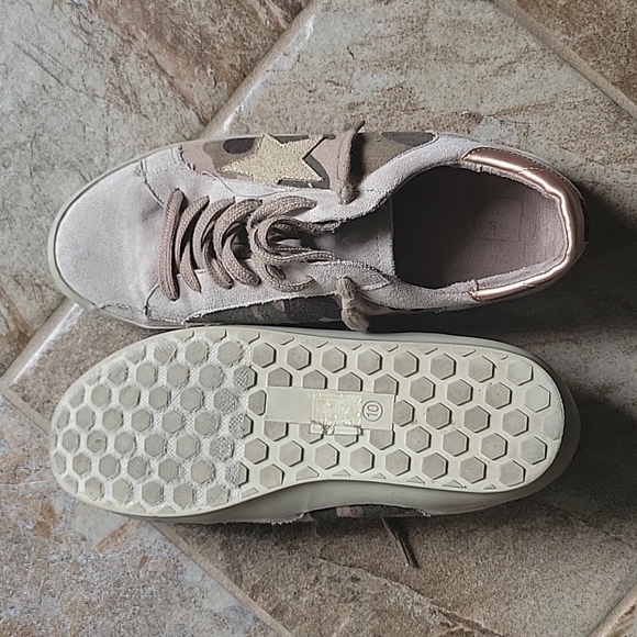 Boutique tennis shoes - Picture 2 of 3